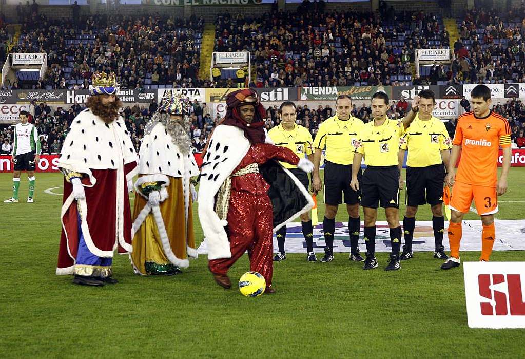 Los Reyes Magos no son mancos jugando al fútbol.