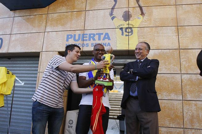 Fernando Roig homenajeó a Marcos Senna con una puerta en el estadio.
