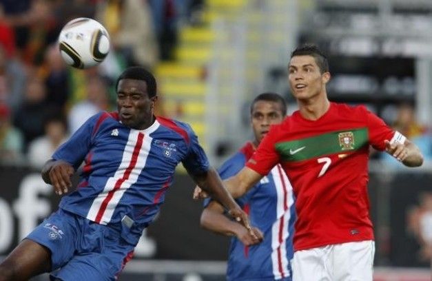 varela-cabo-verde-cabeza-balon-al-lado-ronaldo-portugal-partido-amistoso-futbol-covilha-rf_145365