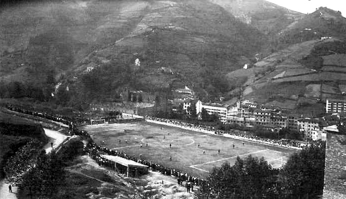 El campo del Eibar es sinónimo de barro, lluvia y montañas.