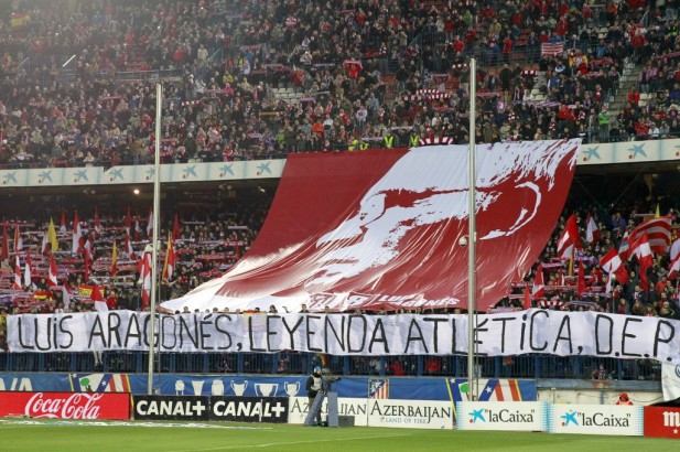 Emotivo-homenaje-a-Luis-Aragonés-antes-del-partido-617x410