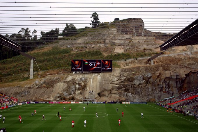 En la foto se puede observar la pared de roca situada detrás de una portería.