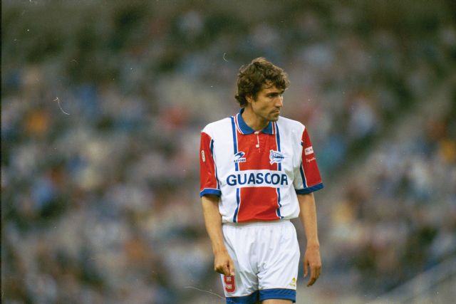 Salinas se retiró en el 2000 marcando goles en el Alavés. Foto: Juliosalinas.net