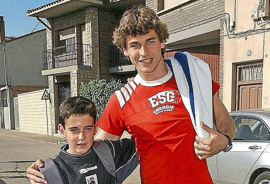 Rincón de Sototeberço de talentoso em Rincón del Soto quando o San Sebastian ainda era criança Fernando Llorente y Pardo posando en el Rincón del Soto cuando el donostiarra aún era un niño.