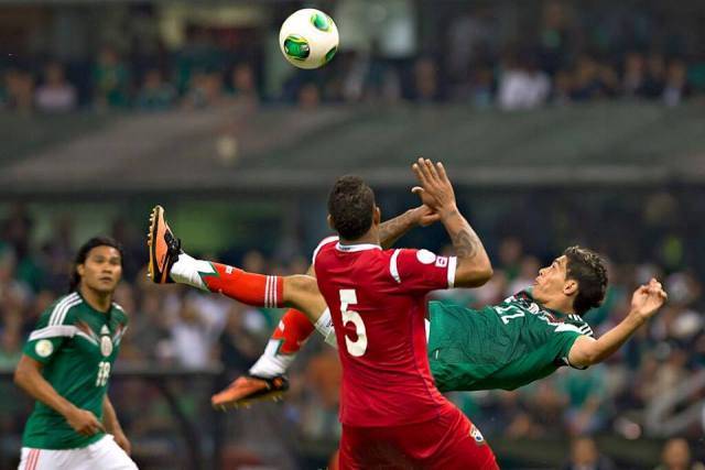 Este golazo de Raúl Jimenez encarriló la clasificación de México para el Mundial.