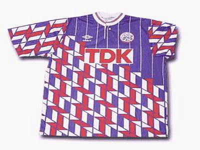 Parece ser que nadie se libra y los holandeses llenaron de geometría su camiseta hace 25 años.