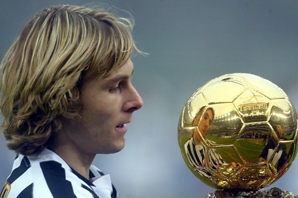 Pavel Nedved con su Balón de Oro en 2003