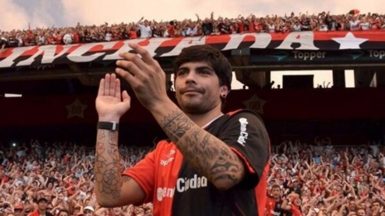 Éver Banega fue presentado en loor de multitudes.