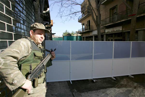 En plena Nicosia se levanta un muro que divide la parte griega de la chipriota.