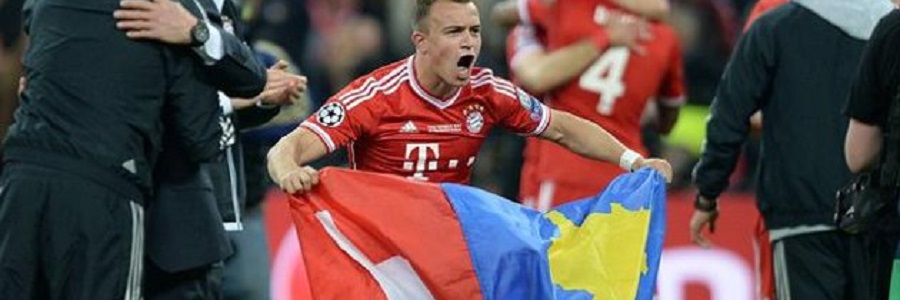 Shaqiri lució las banderas suiza y kosovar en la celebración de la Champions.