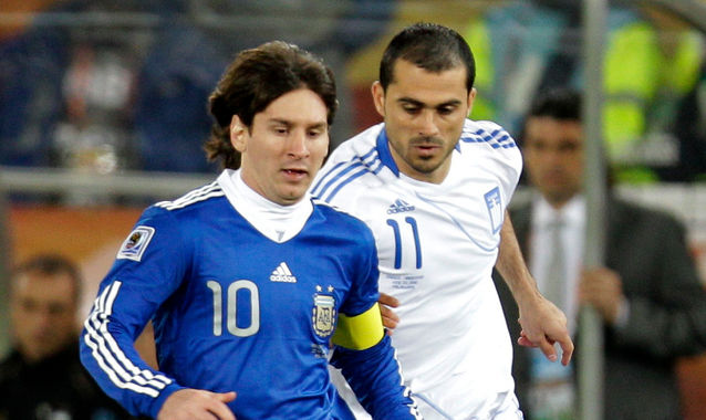 Vyntra junto a Messi en el partido que disputaron sus selecciones en el Mundial de 2010.
