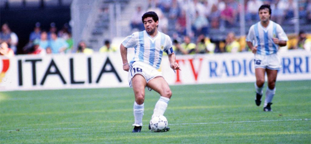 Maradona vivió el Mundial de 1990 envuelto en un ambiente raro.
