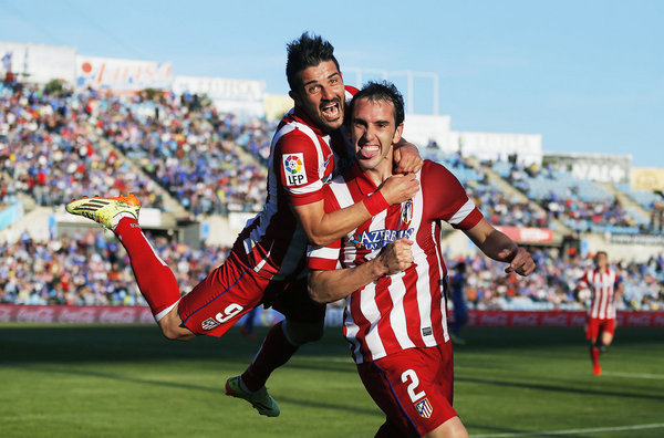 El Atlético es líder jugando de rojo, como parece ser moda esta temporada.