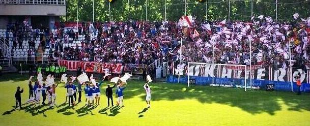 La comunión entre afición y equipo es total.