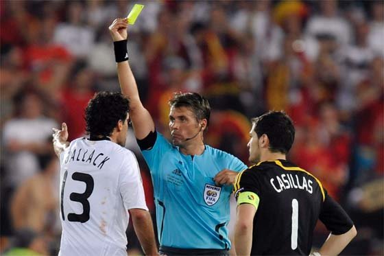 Si vous pardonnez la peine d'accumulation de cartons jaunes dans une finalen de cartons jaunes 1 Ballack se perdió una final de un Mundial por acumulación de amarillas.