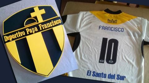 Las equipaciones del Club Deportivo Papa Francisco han causado sensación.