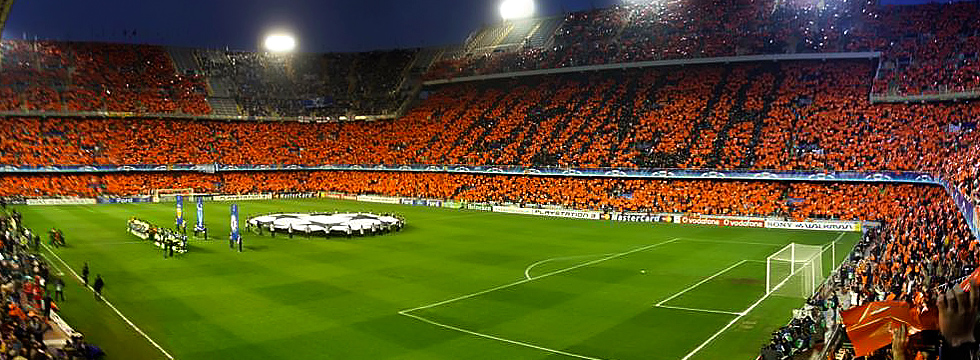 El naranja se ha apoderado de Mestalla en los últimos años.