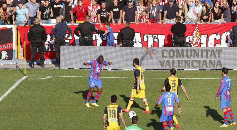 Alves-Diop, el racismo también se mide por clases 1 Momento en el que Diop responde bailando a los insultos racistas recibidos desde la grada.