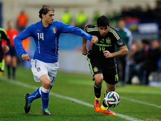 Paletta y Costa, argentino y brasileño en un Italia-España.