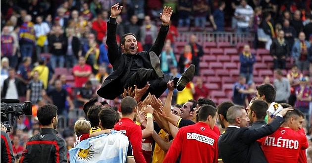 Simeone begins to get used to being manteado. 