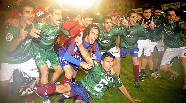 Los jugadores del Eibar celebran su ascenso a Primera.