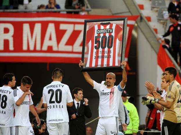 The best pictures of the weekendA mseasonsupmore ofs La "Brujita" Verón se retira. 17 temporadas, más de 500 partidos, 3 Mundiales. Un mito.