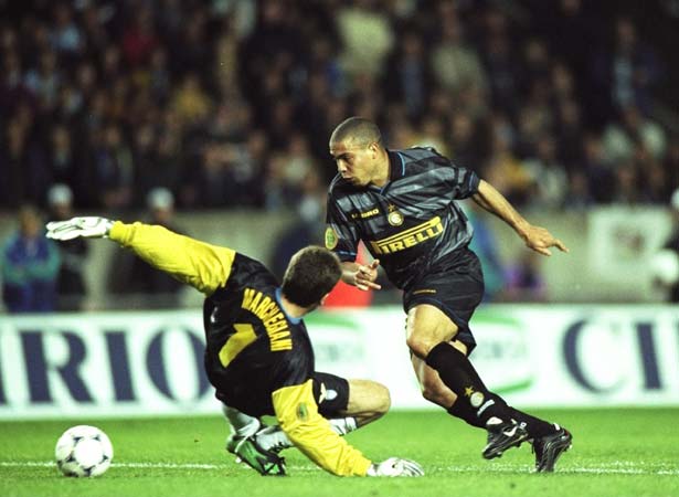 Ronaldo superó al portero del Parma con un regate de otro planeta.