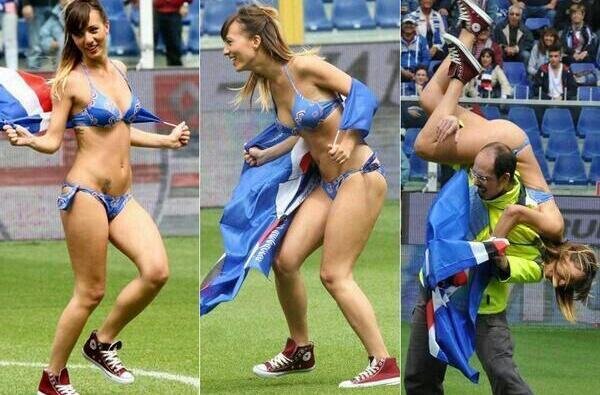 Una mujer saltó al campo de la Sampdoria de esta guisa.