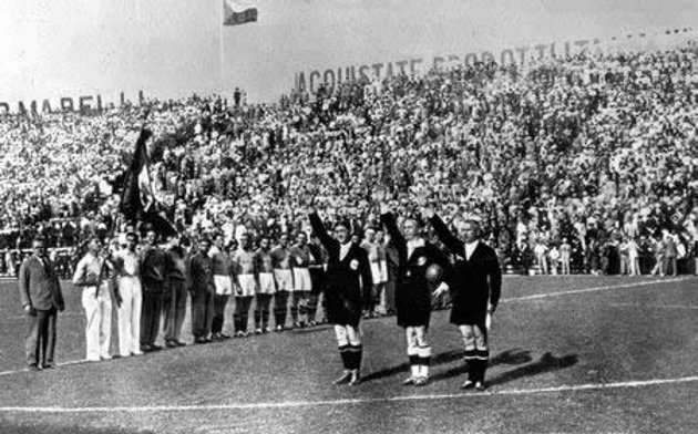 Hasta los árbitros imitaban el saludo fascista para contentar al "Duce".