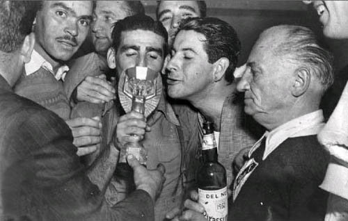 Las cosas han cambiado mucho en 64 años. En imagen, la ceremonia de entrega de la Copa del Mundo a Uruguay.
