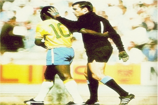 Pelé y Ladislao Mazurkiewicz fueron los protagonistas de la jugada.