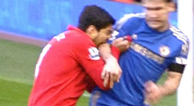 Luis Suárez mordió a Ivanovic antes que a Chiellini.
