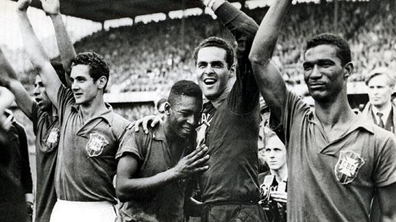 Les faits les plus pertinents et les chiffres de l'histoire du footballtant la Coupe du Monde en Suède Con sólo 17 años Pelé sorprendió al mundo ganando el Mundial de Suecia en 1958.