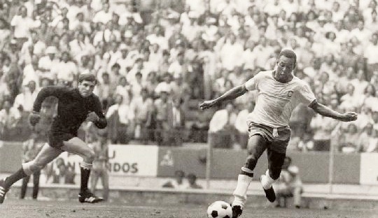 Pelé acabó tirando el balón fuera.