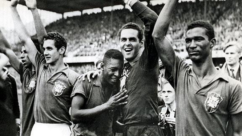 nur 17 Pele Jahren verblüffte die Welt durch die Weltmeisterschaft in Schweden gewinnen in 1958.