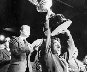 La primera Copa del Rey acabó con victoria del Betis. Su Majestad era tremendamente joven.