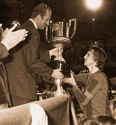 Cruyff y el Rey. Un mito del fútbol honrando la competición.