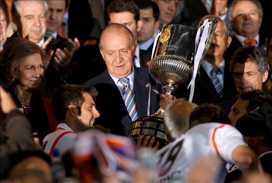 El Valencia de Koeman salvaba la temporada ante el Getafe en la Copa. El Rey entregaba el trofeo como de costumbre.