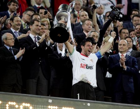 En 2010, el Sevilla se lleva la Copa en el Camp Nou. El Rey falta por primera vez y delega en su hijo.