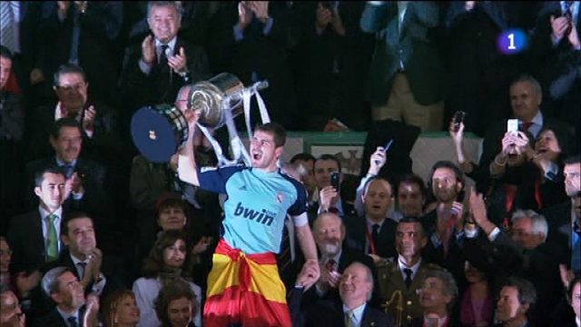 Casillas y el Rey. Dos que se llevan muy bien. El Madrid había ganado al Barça en Valencia. Era el primer título de Mou con los blancos.