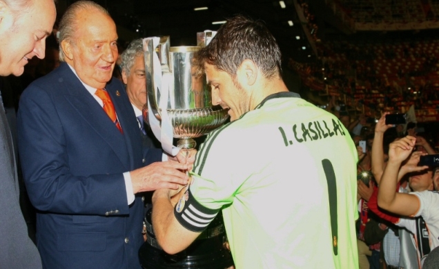 Una imagen para la historia. El último trofeo entregado por Su Majestad. Al Real Madrid.