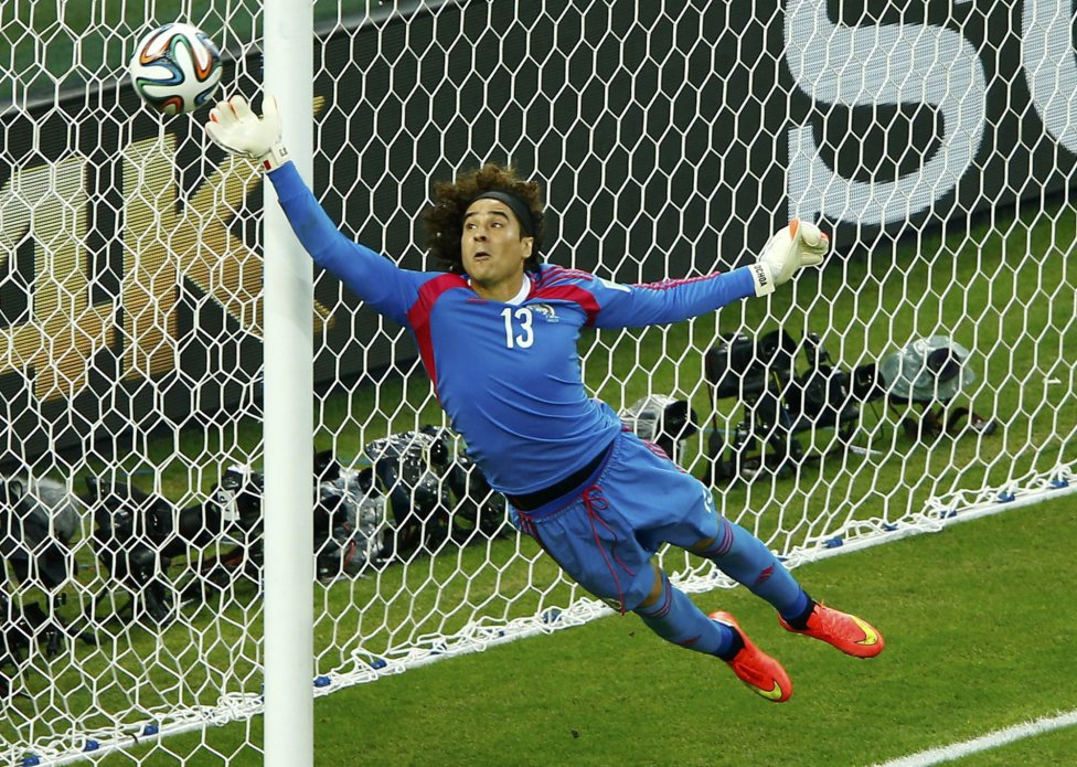 Ochoa avoided the Aztec defeat with an anthological stop.