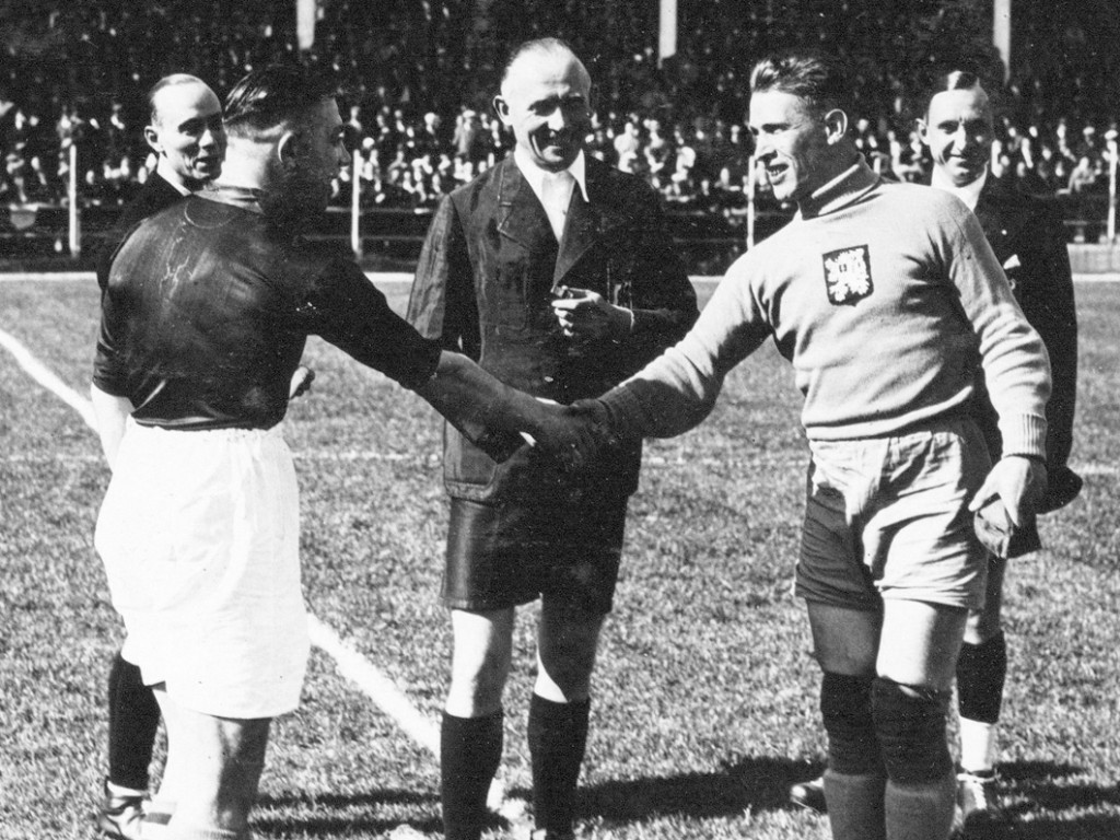Planicka jugó con una clavícula rota en 1938.