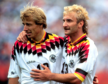 El mostacho de Rudi Völler unido al tinte y la melena de rizos, toda una sensación.
