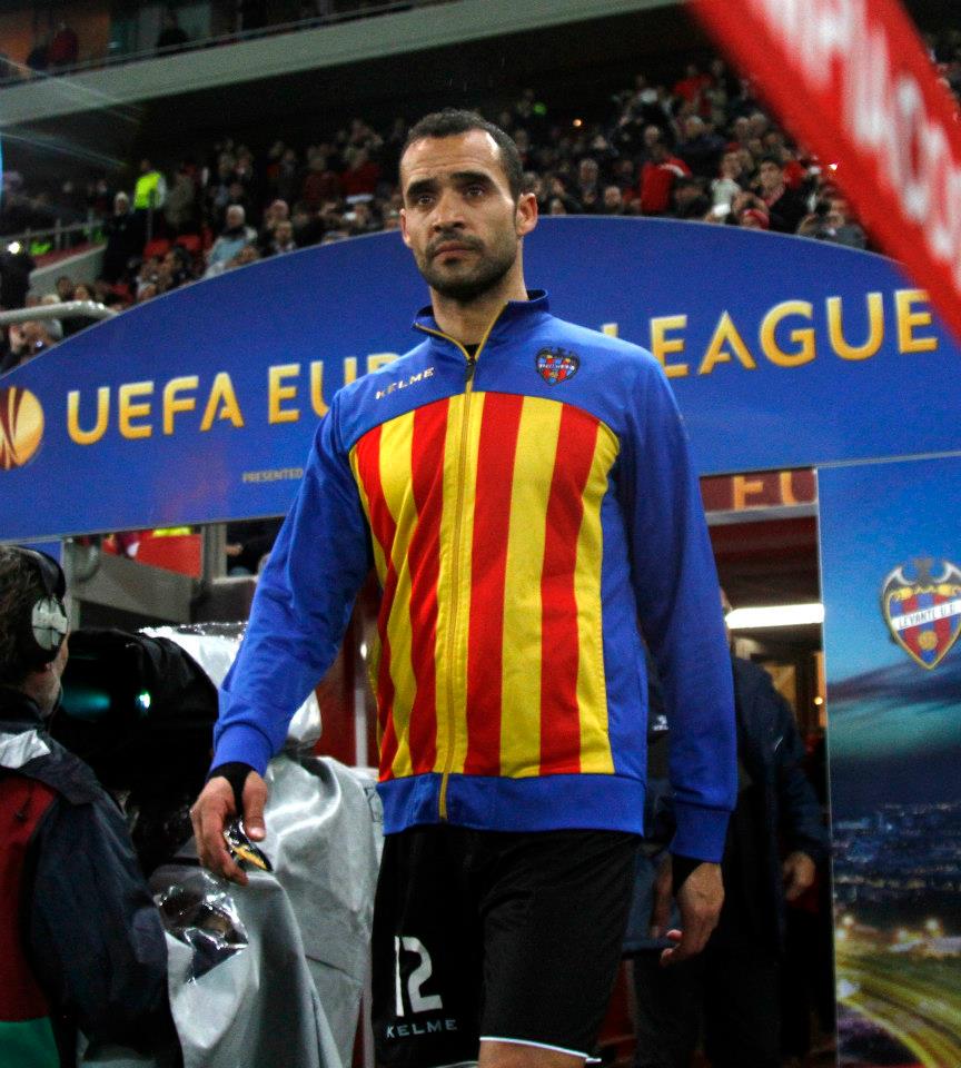 Juanfran en un partido de Europa League con el Levante.