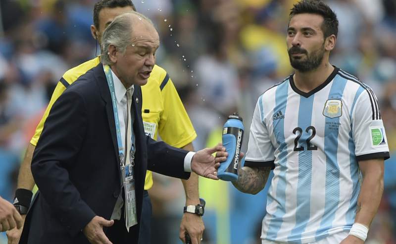 Así remojó Lavezzi a Sabella durante el partido frente a Nigeria.