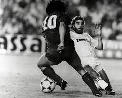 Maradona haciendo diabluras con la camiseta del Barça y como no, el 10 a la espalda.