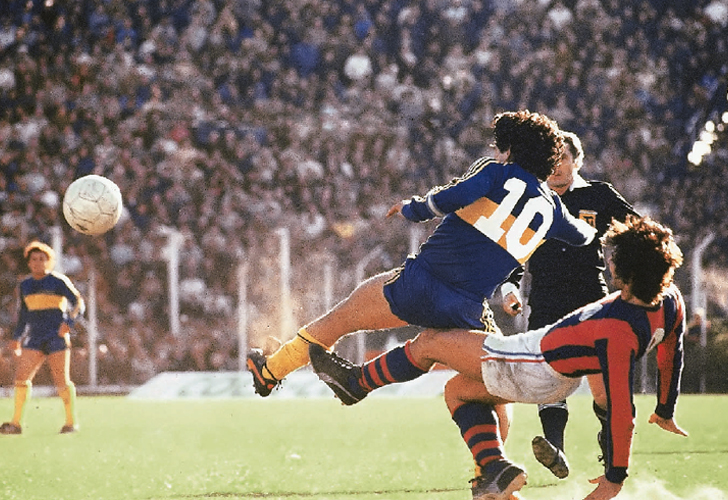 Maradona with 10 Boca.