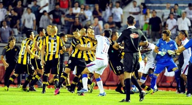 Peñarol y Nacional acabaron a golpes.