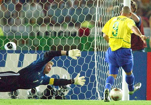 Ronaldo marcó a Kahn los dos goles que le dieron el Mundial a Brasil ante Alemania en 2002.